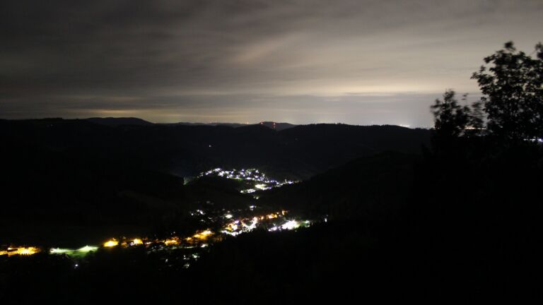 Dieses Bild zeigt eine Webcam-Aufnahme vom Achertal, aufgenommen am Freitag, den 18.09.2026 um 03:30 Uhr. Die Temperatur betrug 13°C.