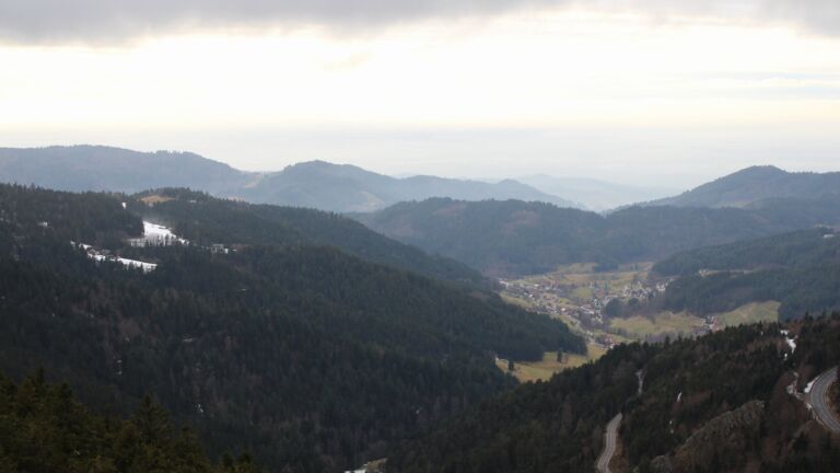 Dieses Bild zeigt eine Webcam-Aufnahme vom Achertal, aufgenommen am Sonntag, den 01.02.2026 um 16:10 Uhr. Die Temperatur betrug 3.8°C.