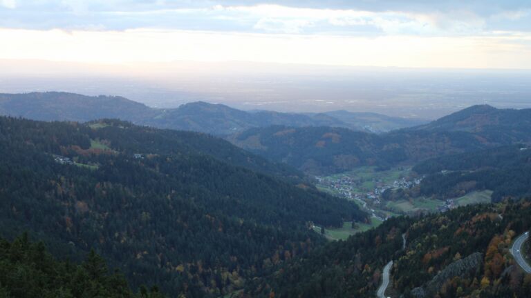 Dieses Bild zeigt eine Webcam-Aufnahme vom Achertal, aufgenommen am Freitag, den 24.10.2025 um 18:00 Uhr. Die Temperatur betrug 2.6°C.