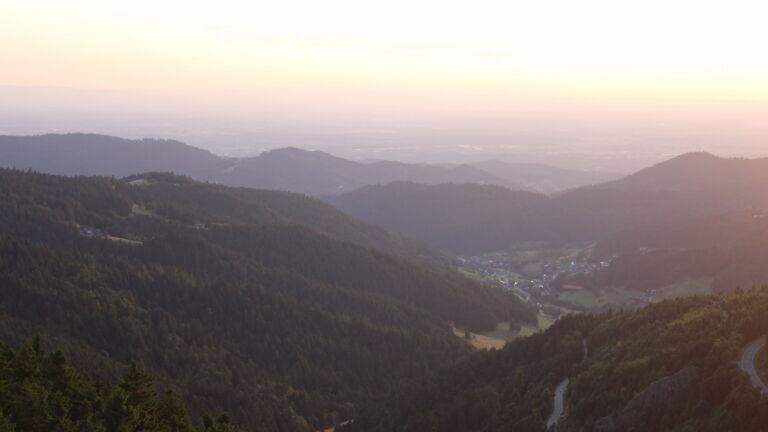 Dieses Bild zeigt eine Webcam-Aufnahme vom Achertal, aufgenommen am Samstag, den 12.07.2025 um 21:10 Uhr. Die Temperatur betrug 17°C.