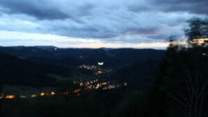 Dieses Bild zeigt eine Webcam-Aufnahme vom Achertal, aufgenommen am Freitag, den 28.08.2026 um 20:50 Uhr. Die Temperatur betrug 18.4°C.