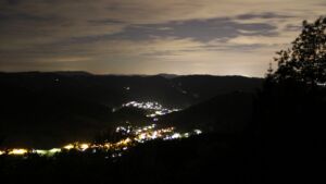 Dieses Bild zeigt eine Webcam-Aufnahme vom Achertal, aufgenommen am Dienstag, den 12.05.2026 um 23:00 Uhr. Die Temperatur betrug 3.9°C.