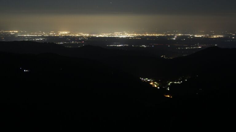 Dieses Bild zeigt eine Webcam-Aufnahme vom Achertal, aufgenommen am Donnerstag, den 02.10.2025 um 00:30 Uhr. Die Temperatur betrug 3.3°C.