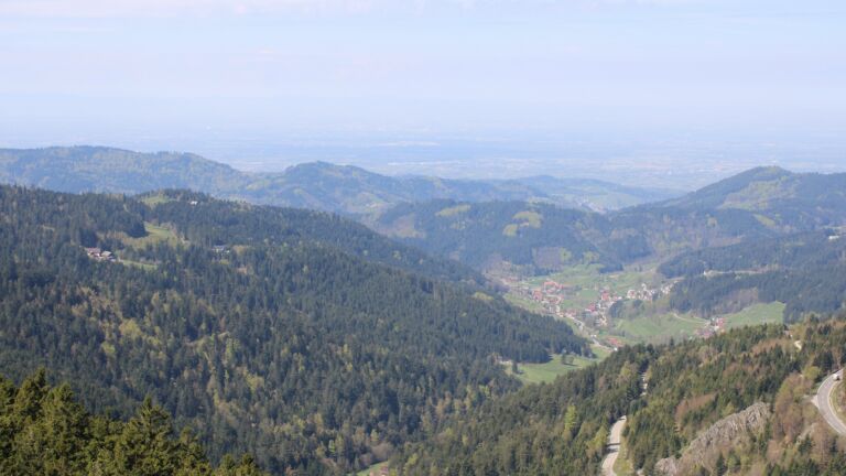 Dieses Bild zeigt eine Webcam-Aufnahme vom Achertal, aufgenommen am Samstag, den 18.04.2026 um 12:10 Uhr. Die Temperatur betrug 15.1°C.