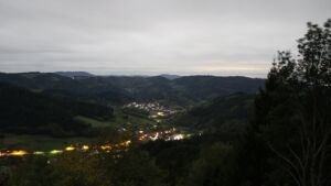 Dieses Bild zeigt eine Webcam-Aufnahme vom Achertal, aufgenommen am Dienstag, den 27.10.2026 um 02:30 Uhr. Die Temperatur betrug 9.4°C.
