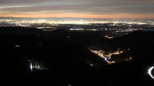 Dieses Bild zeigt eine Webcam-Aufnahme vom Achertal, aufgenommen am Dienstag, den 09.12.2025 um 18:00 Uhr. Die Temperatur betrug 10.6°C.