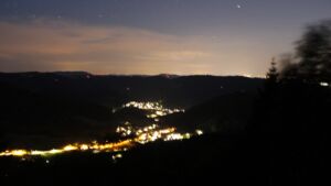 Dieses Bild zeigt eine Webcam-Aufnahme vom Achertal, aufgenommen am Freitag, den 10.07.2026 um 23:20 Uhr. Die Temperatur betrug 23.1°C.