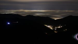 Dieses Bild zeigt eine Webcam-Aufnahme vom Achertal, aufgenommen am Dienstag, den 16.12.2025 um 22:30 Uhr. Die Temperatur betrug 5.6°C.