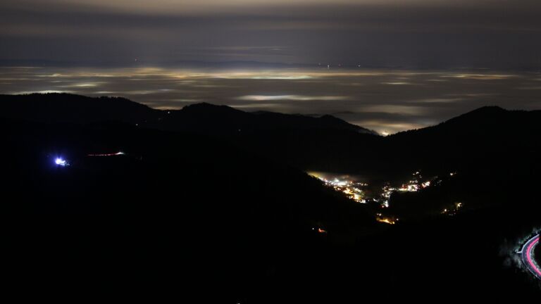 Dieses Bild zeigt eine Webcam-Aufnahme vom Achertal, aufgenommen am Dienstag, den 16.12.2025 um 22:30 Uhr. Die Temperatur betrug 5.6°C.