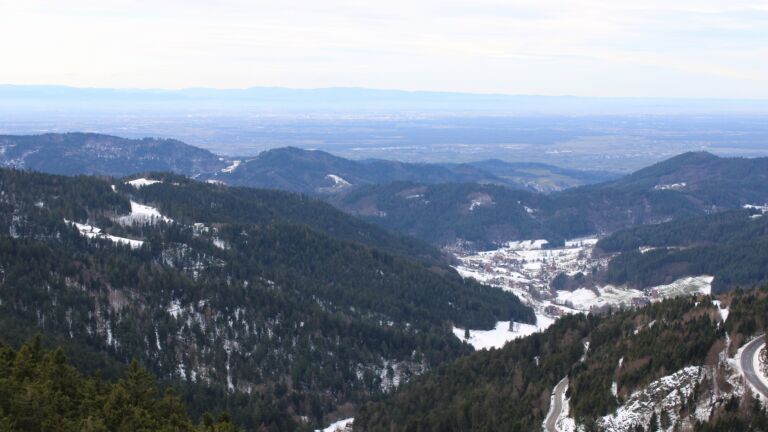 Dieses Bild zeigt eine Webcam-Aufnahme vom Achertal, aufgenommen am Dienstag, den 13.01.2026 um 13:20 Uhr. Die Temperatur betrug 6.4°C.