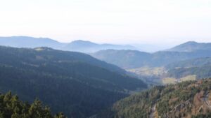 Dieses Bild zeigt eine Webcam-Aufnahme vom Achertal, aufgenommen am Freitag, den 12.12.2025 um 13:50 Uhr. Die Temperatur betrug 11.1°C.