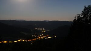 Dieses Bild zeigt eine Webcam-Aufnahme vom Achertal, aufgenommen am Mittwoch, den 24.06.2026 um 23:00 Uhr. Die Temperatur betrug 26°C.