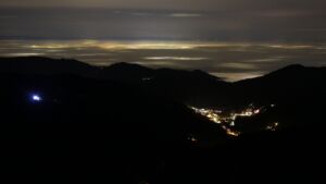 Dieses Bild zeigt eine Webcam-Aufnahme vom Achertal, aufgenommen am Dienstag, den 16.12.2025 um 21:30 Uhr. Die Temperatur betrug 5.1°C.