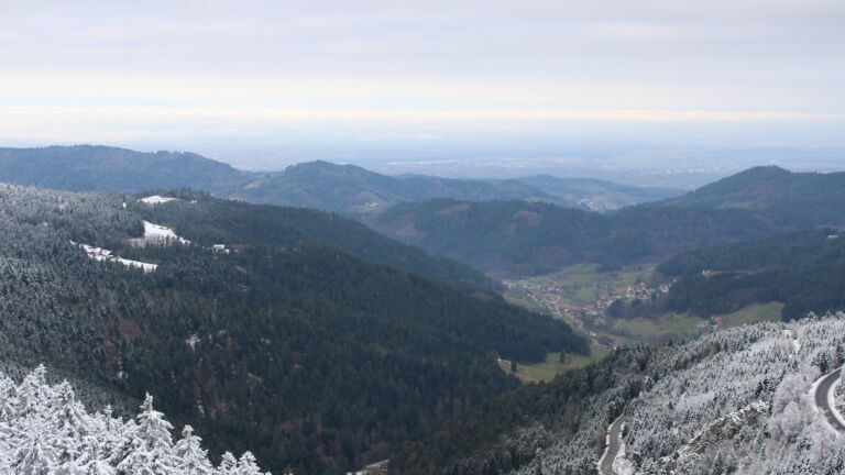 Dieses Bild zeigt eine Webcam-Aufnahme vom Achertal, aufgenommen am Donnerstag, den 27.11.2025 um 10:10 Uhr. Die Temperatur betrug -2.7°C.