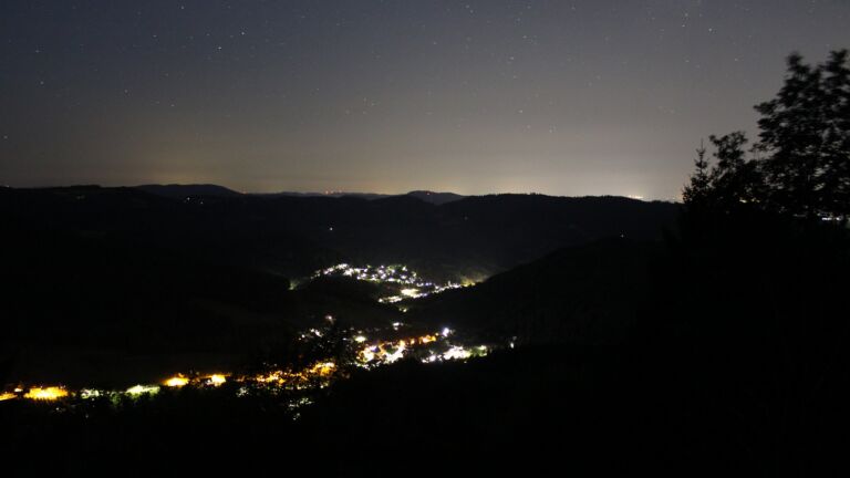 Dieses Bild zeigt eine Webcam-Aufnahme vom Achertal, aufgenommen am Samstag, den 25.07.2026 um 04:00 Uhr. Die Temperatur betrug 20.7°C.