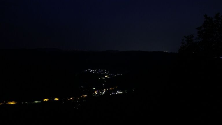 Dieses Bild zeigt eine Webcam-Aufnahme vom Achertal, aufgenommen am Sonntag, den 26.07.2026 um 04:30 Uhr. Die Temperatur betrug 18.1°C.