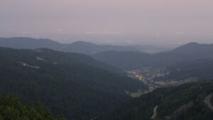 Dieses Bild zeigt eine Webcam-Aufnahme vom Achertal, aufgenommen am Sonntag, den 15.06.2025 um 04:40 Uhr. Die Temperatur betrug 19.9°C.