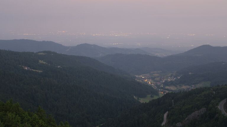 Dieses Bild zeigt eine Webcam-Aufnahme vom Achertal, aufgenommen am Sonntag, den 15.06.2025 um 04:40 Uhr. Die Temperatur betrug 19.9°C.