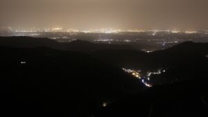 Dieses Bild zeigt eine Webcam-Aufnahme vom Achertal, aufgenommen am Freitag, den 14.11.2025 um 22:30 Uhr. Die Temperatur betrug 14.4°C.