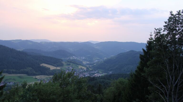 Dieses Bild zeigt eine Webcam-Aufnahme vom Achertal, aufgenommen am Freitag, den 26.06.2026 um 21:30 Uhr. Die Temperatur betrug 29.8°C.