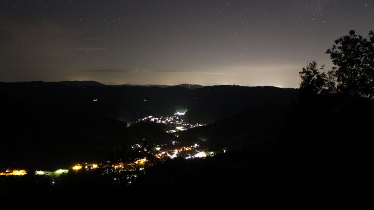 Dieses Bild zeigt eine Webcam-Aufnahme vom Achertal, aufgenommen am Samstag, den 19.09.2026 um 00:30 Uhr. Die Temperatur betrug 12.1°C.
