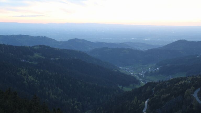 Dieses Bild zeigt eine Webcam-Aufnahme vom Achertal, aufgenommen am Sonntag, den 19.04.2026 um 20:40 Uhr. Die Temperatur betrug 6.1°C.