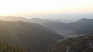 Dieses Bild zeigt eine Webcam-Aufnahme vom Achertal, aufgenommen am Freitag, den 27.02.2026 um 17:40 Uhr. Die Temperatur betrug 13.9°C.