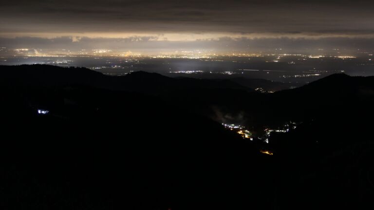 Dieses Bild zeigt eine Webcam-Aufnahme vom Achertal, aufgenommen am Donnerstag, den 27.11.2025 um 02:00 Uhr. Die Temperatur betrug -1.4°C.