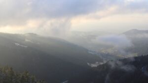 Dieses Bild zeigt eine Webcam-Aufnahme vom Achertal, aufgenommen am Dienstag, den 18.11.2025 um 16:00 Uhr. Die Temperatur betrug 0.9°C.