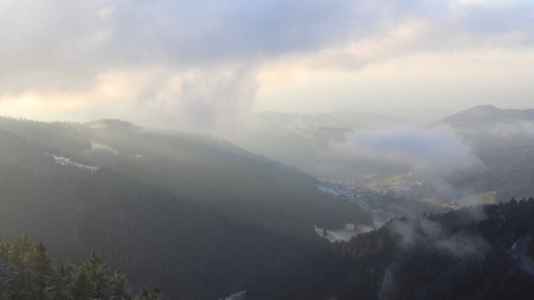 Dieses Bild zeigt eine Webcam-Aufnahme vom Achertal, aufgenommen am Dienstag, den 18.11.2025 um 16:00 Uhr. Die Temperatur betrug 0.9°C.