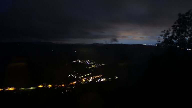 Dieses Bild zeigt eine Webcam-Aufnahme vom Achertal, aufgenommen am Mittwoch, den 13.05.2026 um 22:00 Uhr. Die Temperatur betrug 4.7°C.