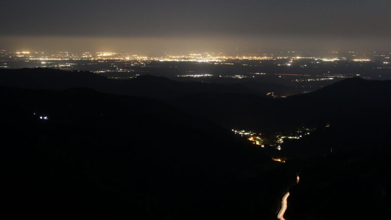 Dieses Bild zeigt eine Webcam-Aufnahme vom Achertal, aufgenommen am Donnerstag, den 23.04.2026 um 01:30 Uhr. Die Temperatur betrug 4.3°C.