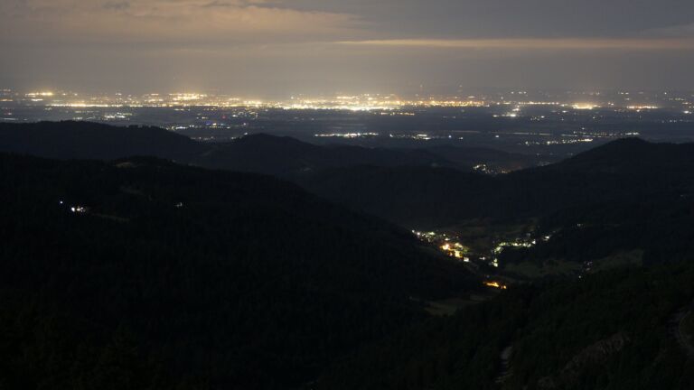Dieses Bild zeigt eine Webcam-Aufnahme vom Achertal, aufgenommen am Dienstag, den 15.07.2025 um 03:20 Uhr. Die Temperatur betrug 15.9°C.