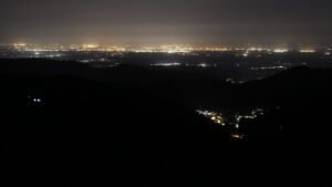 Dieses Bild zeigt eine Webcam-Aufnahme vom Achertal, aufgenommen am Sonntag, den 19.04.2026 um 04:30 Uhr. Die Temperatur betrug 10.9°C.