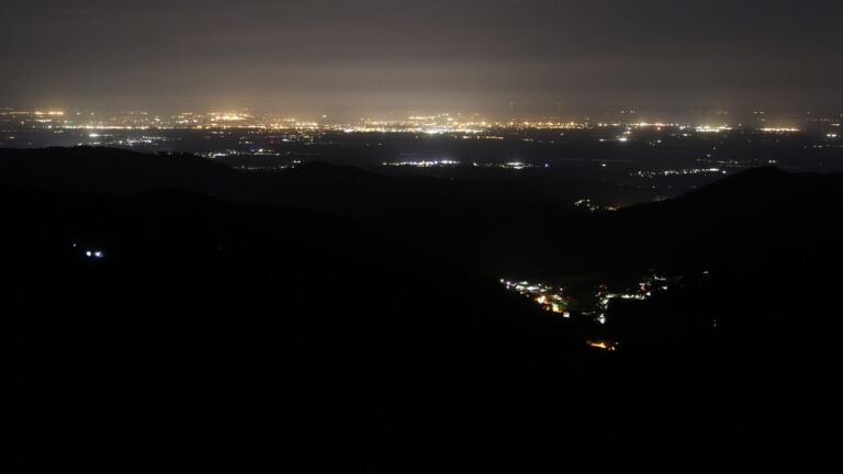 Dieses Bild zeigt eine Webcam-Aufnahme vom Achertal, aufgenommen am Sonntag, den 19.04.2026 um 04:30 Uhr. Die Temperatur betrug 10.9°C.