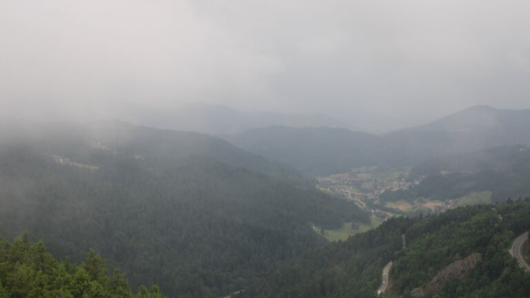 Dieses Bild zeigt eine Webcam-Aufnahme vom Achertal, aufgenommen am Sonntag, den 15.06.2025 um 16:50 Uhr. Die Temperatur betrug 15.6°C.