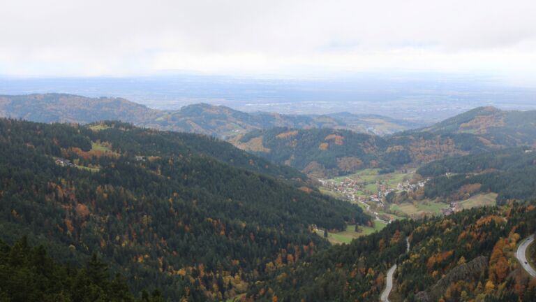 Dieses Bild zeigt eine Webcam-Aufnahme vom Achertal, aufgenommen am Donnerstag, den 23.10.2025 um 14:40 Uhr. Die Temperatur betrug 5.1°C.