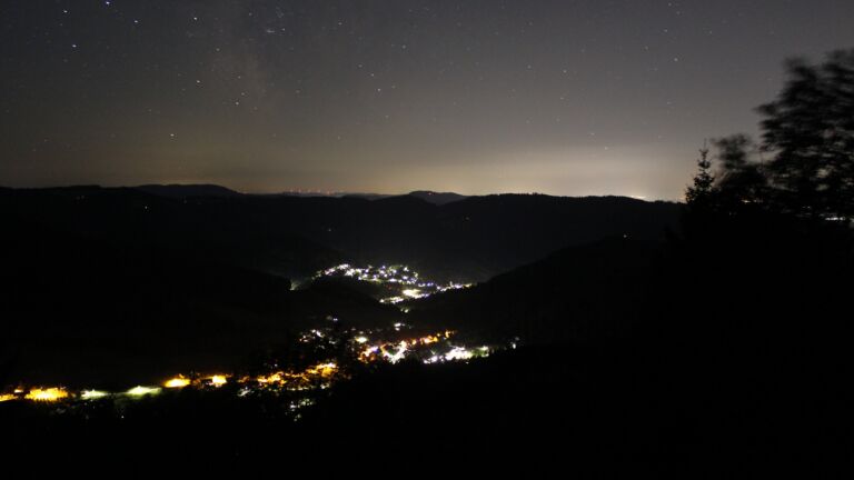 Dieses Bild zeigt eine Webcam-Aufnahme vom Achertal, aufgenommen am Freitag, den 24.07.2026 um 01:30 Uhr. Die Temperatur betrug 14.2°C.