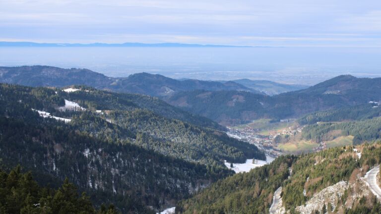 Dieses Bild zeigt eine Webcam-Aufnahme vom Achertal, aufgenommen am Sonntag, den 23.11.2025 um 11:00 Uhr. Die Temperatur betrug -0.1°C.