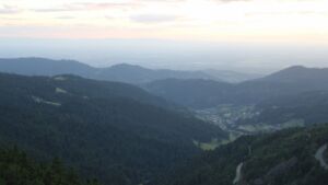 Dieses Bild zeigt eine Webcam-Aufnahme vom Achertal, aufgenommen am Montag, den 23.06.2025 um 21:30 Uhr. Die Temperatur betrug 14.2°C.