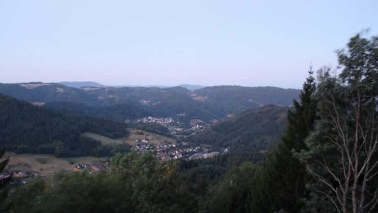 Dieses Bild zeigt eine Webcam-Aufnahme vom Achertal, aufgenommen am Donnerstag, den 13.08.2026 um 05:50 Uhr. Die Temperatur betrug 22.4°C.