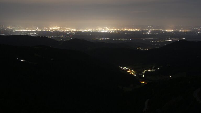 Dieses Bild zeigt eine Webcam-Aufnahme vom Achertal, aufgenommen am Samstag, den 13.09.2025 um 04:00 Uhr. Die Temperatur betrug 10.1°C.