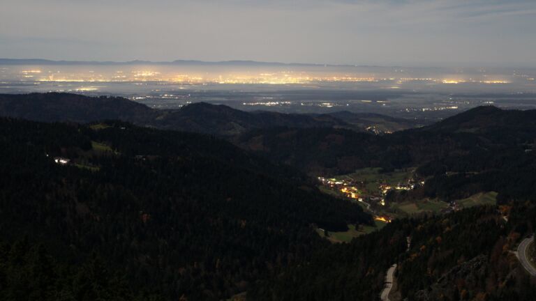 Dieses Bild zeigt eine Webcam-Aufnahme vom Achertal, aufgenommen am Donnerstag, den 06.11.2025 um 01:30 Uhr. Die Temperatur betrug 15°C.