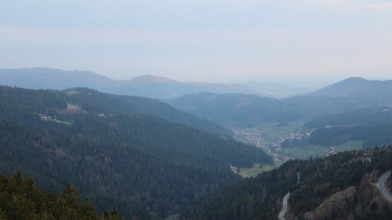 Dieses Bild zeigt eine Webcam-Aufnahme vom Achertal, aufgenommen am Montag, den 23.03.2026 um 06:50 Uhr. Die Temperatur betrug 5.1°C.