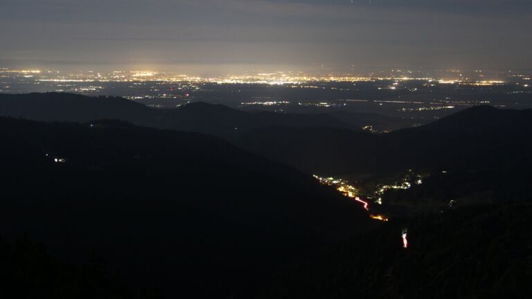 Dieses Bild zeigt eine Webcam-Aufnahme vom Achertal, aufgenommen am Freitag, den 03.10.2025 um 00:00 Uhr. Die Temperatur betrug 3.8°C.
