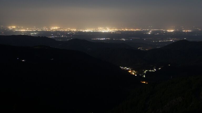 Dieses Bild zeigt eine Webcam-Aufnahme vom Achertal, aufgenommen am Donnerstag, den 15.05.2025 um 01:30 Uhr. Die Temperatur betrug 12.4°C.