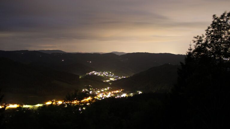 Dieses Bild zeigt eine Webcam-Aufnahme vom Achertal, aufgenommen am Mittwoch, den 20.05.2026 um 22:40 Uhr. Die Temperatur betrug 12.3°C.