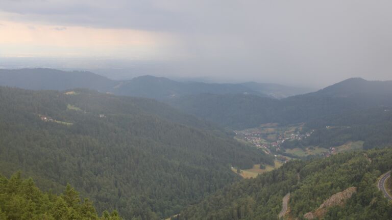 Dieses Bild zeigt eine Webcam-Aufnahme vom Achertal, aufgenommen am Montag, den 14.07.2025 um 07:50 Uhr. Die Temperatur betrug 14.9°C.