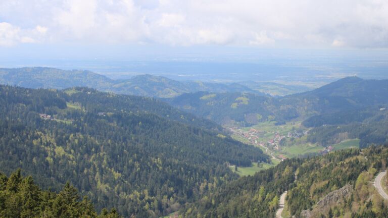 Dieses Bild zeigt eine Webcam-Aufnahme vom Achertal, aufgenommen am Sonntag, den 19.04.2026 um 13:20 Uhr. Die Temperatur betrug 8.4°C.