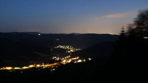 Dieses Bild zeigt eine Webcam-Aufnahme vom Achertal, aufgenommen am Donnerstag, den 18.06.2026 um 23:10 Uhr. Die Temperatur betrug 25.7°C.